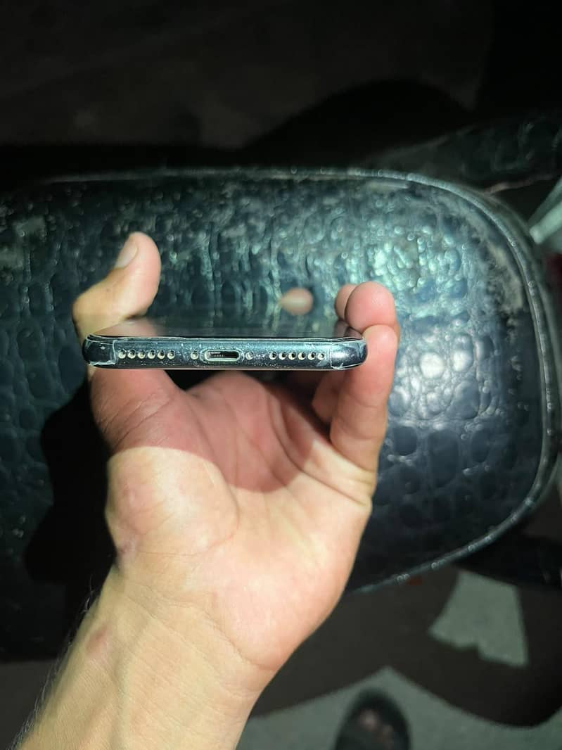 Apple iPhone X 4