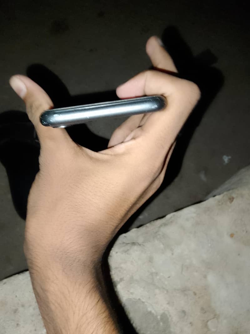 Apple iPhone 11 3