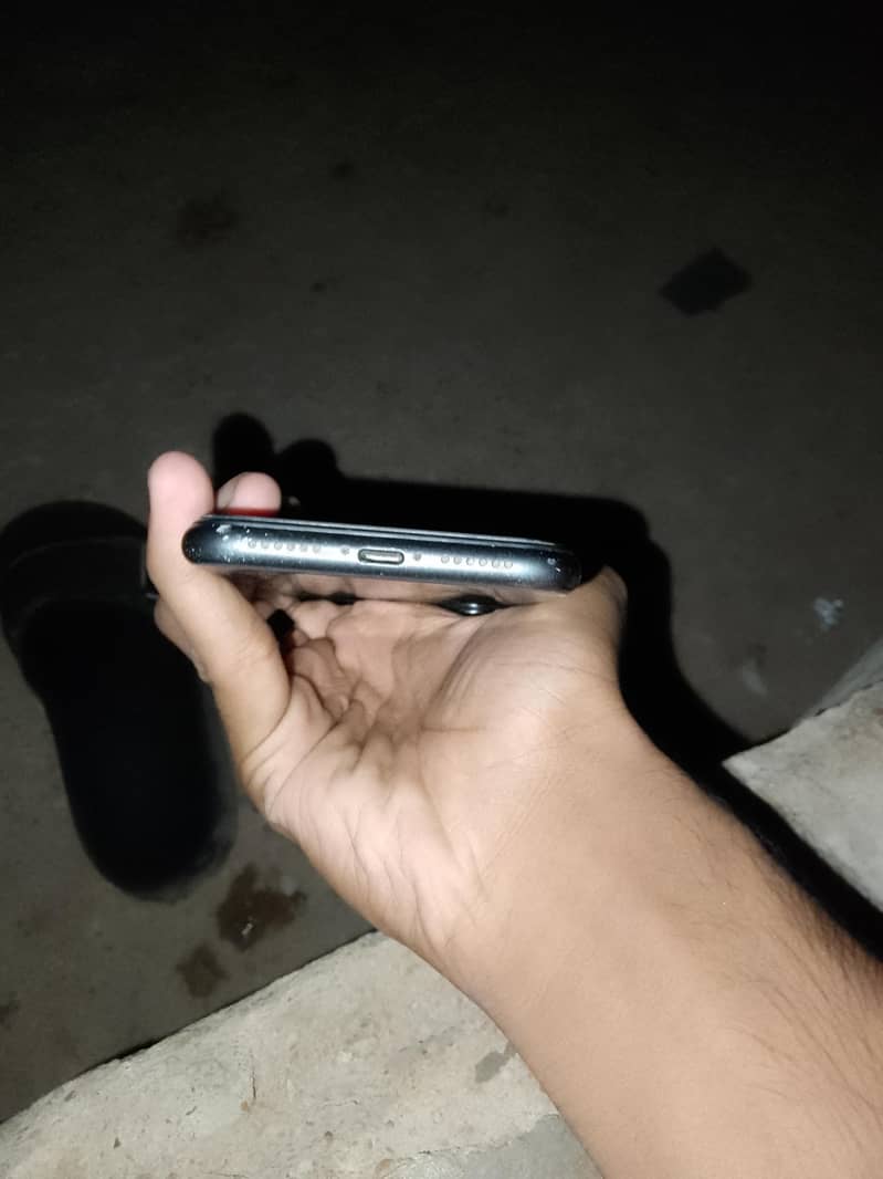 Apple iPhone 11 4