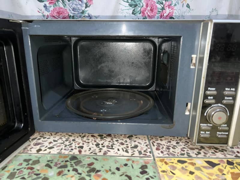 Orient small size microwave 4