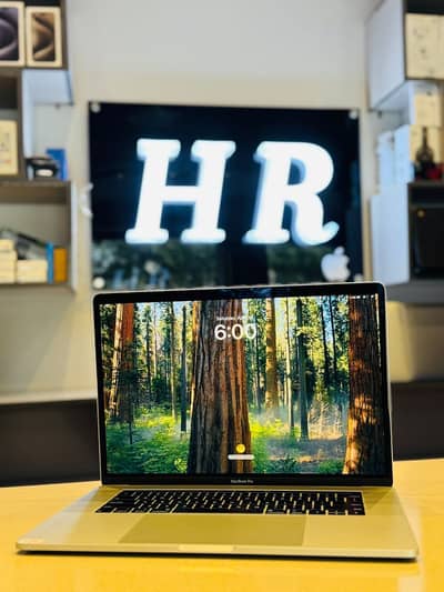 MacBook Pro 2018 15”Core i7 16GB/512GB SSD 4GB Radeon GPU Touch Bar
