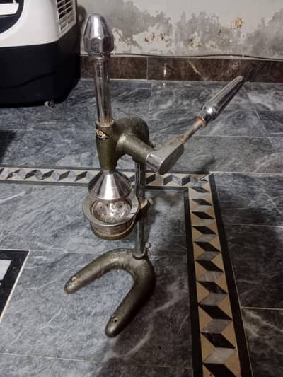 Manual juicer maker machine in pure iron body