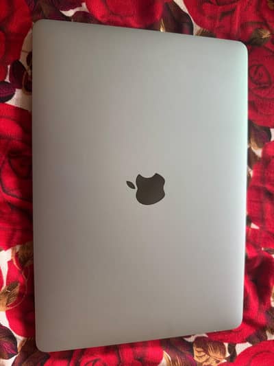 MacBook pro 2018 model 13 inch 16/256 touch bar