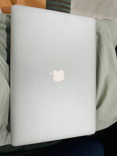 Apple MacBook pro 15 Retina neat & clean
