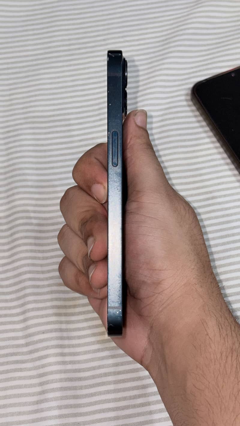 iPhone 13 4
