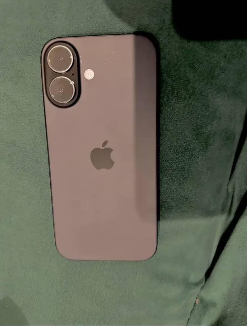 Apple iPhone 16 3