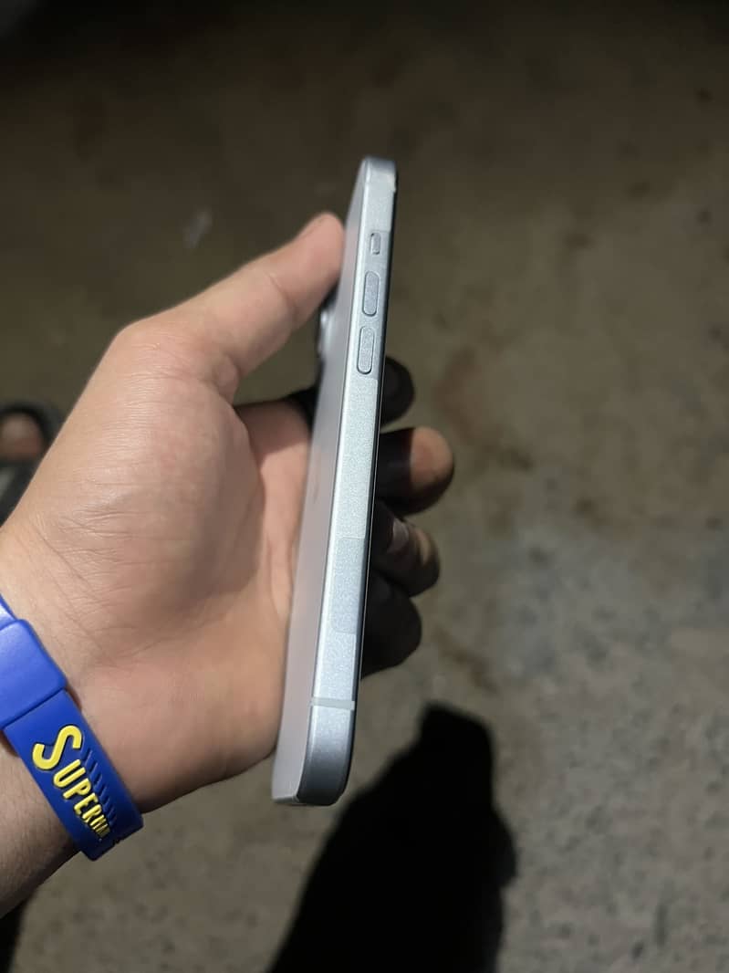 Apple iPhone 15 4