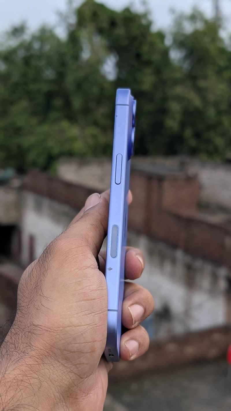 Apple iPhone 16 4
