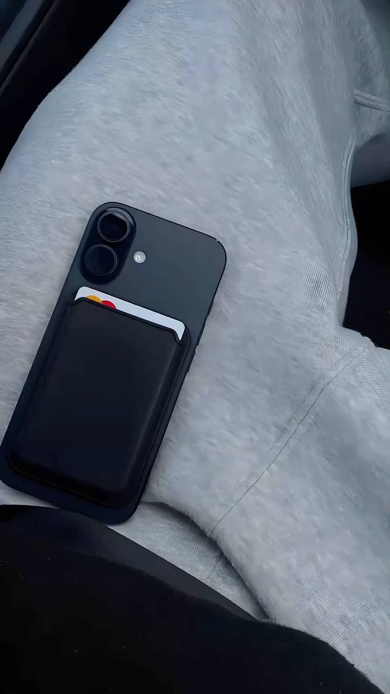 Apple iPhone 16 0