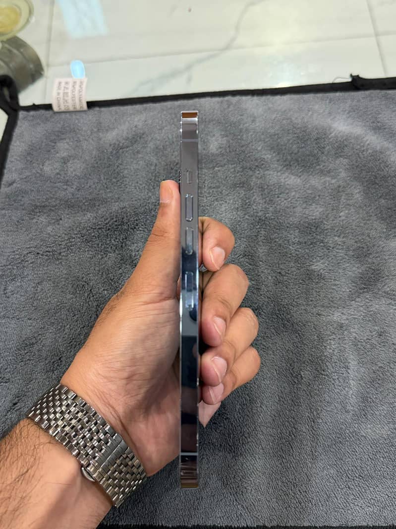 Apple iPhone 14 Pro Max with box 2