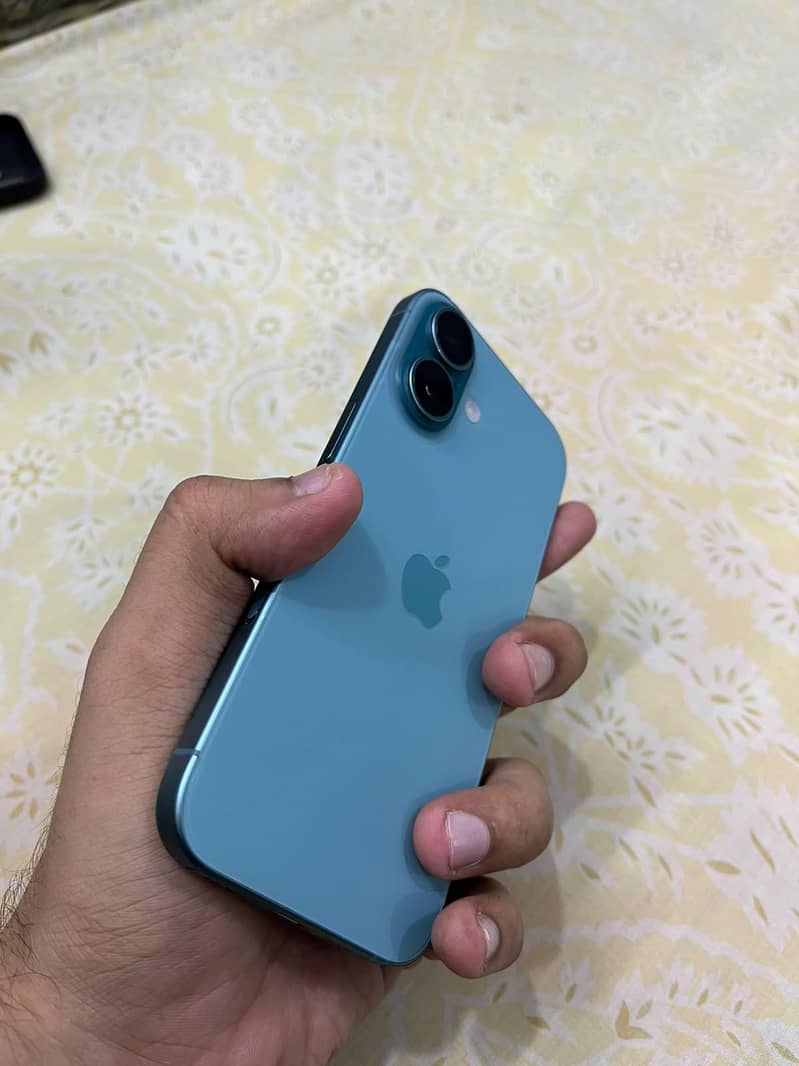 Apple iPhone 16 3