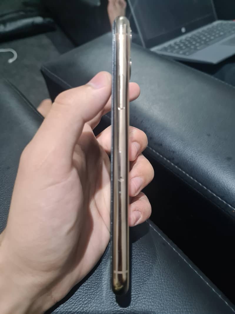 Apple iPhone 11 Pro 4