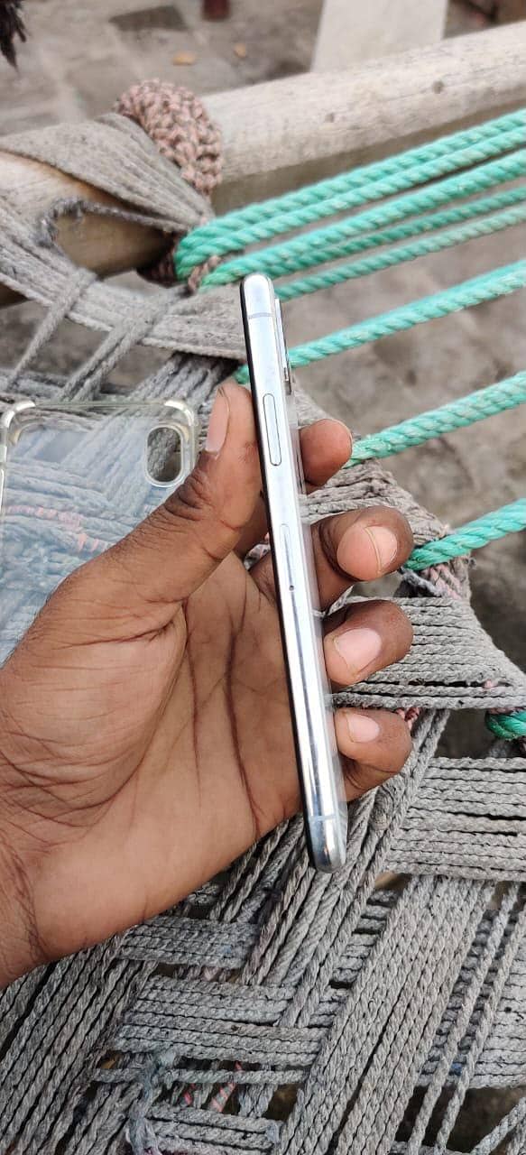 Apple iPhone X 4