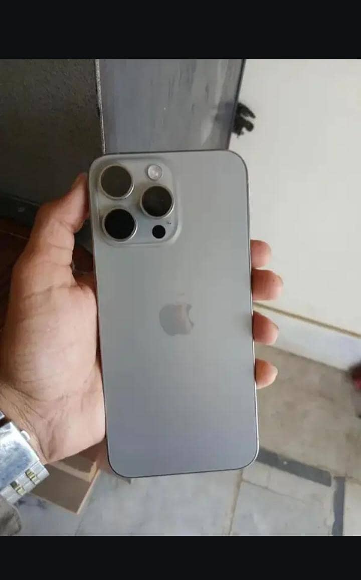 Apple iPhone 15 Pro Max 1