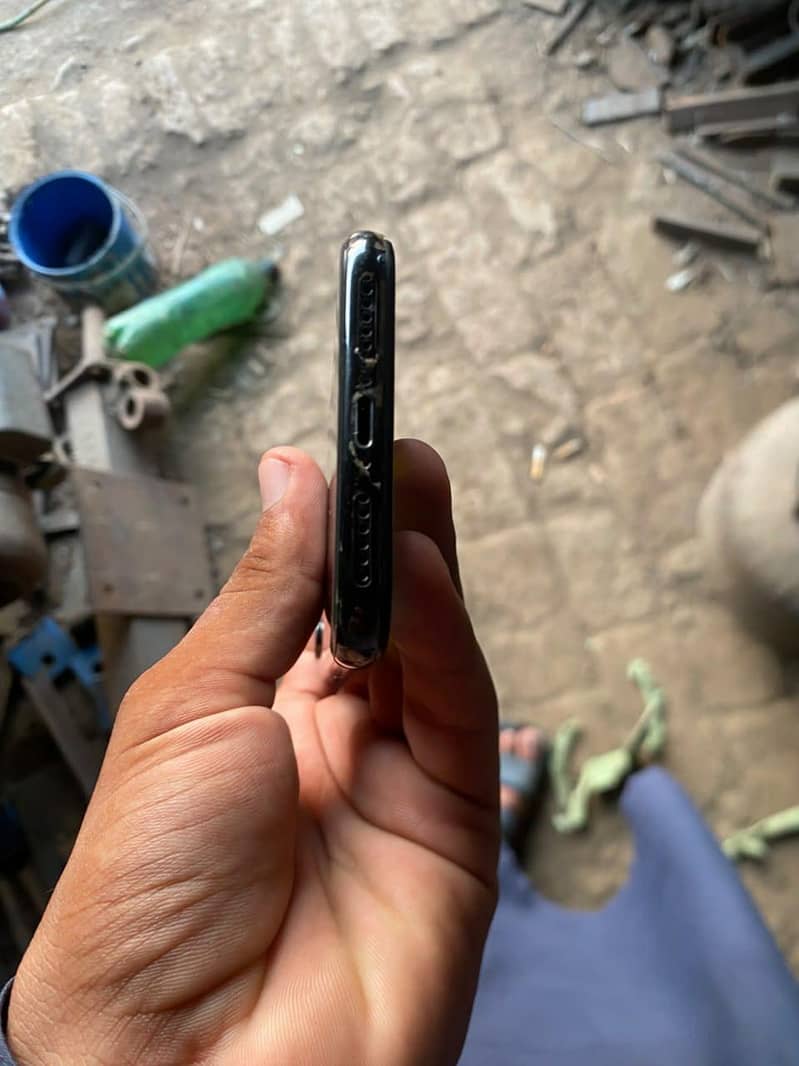 Apple iPhone X 4
