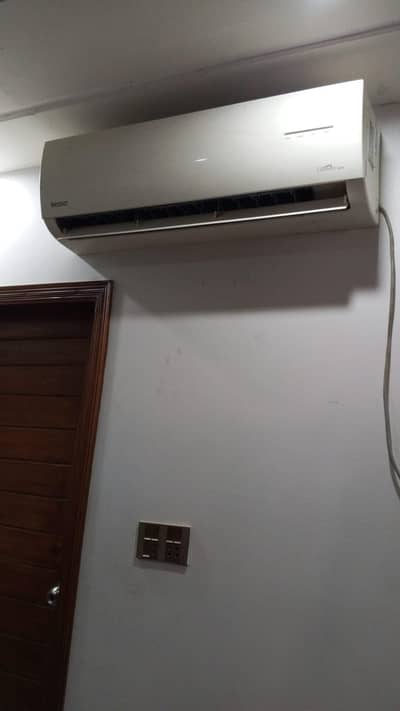 orient A/c good condition just Gass charge. .