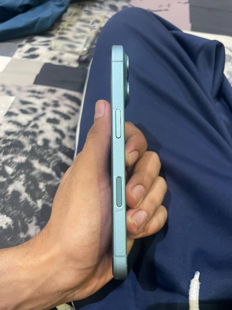 Apple iPhone 16 3