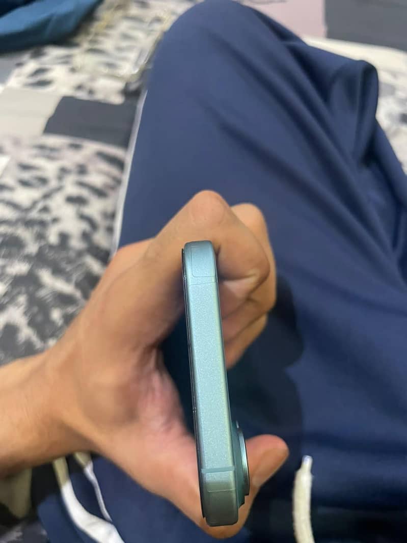 Apple iPhone 16 4