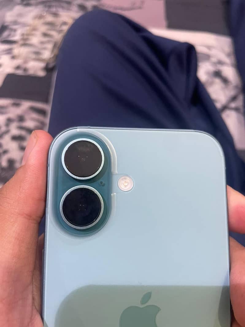 Apple iPhone 16 6