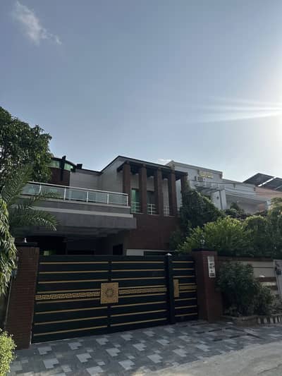 Johar Town Phase 1 - Block F2 House For Sale Sized 14 Marla