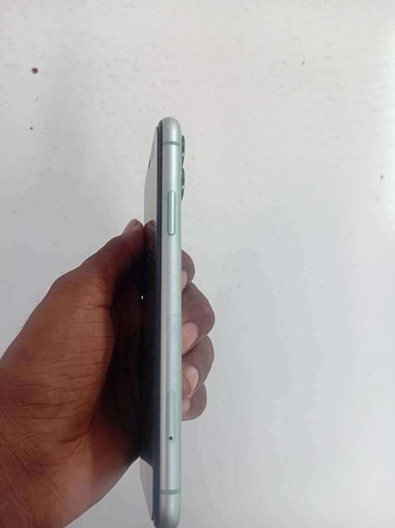 iPhone 11 4