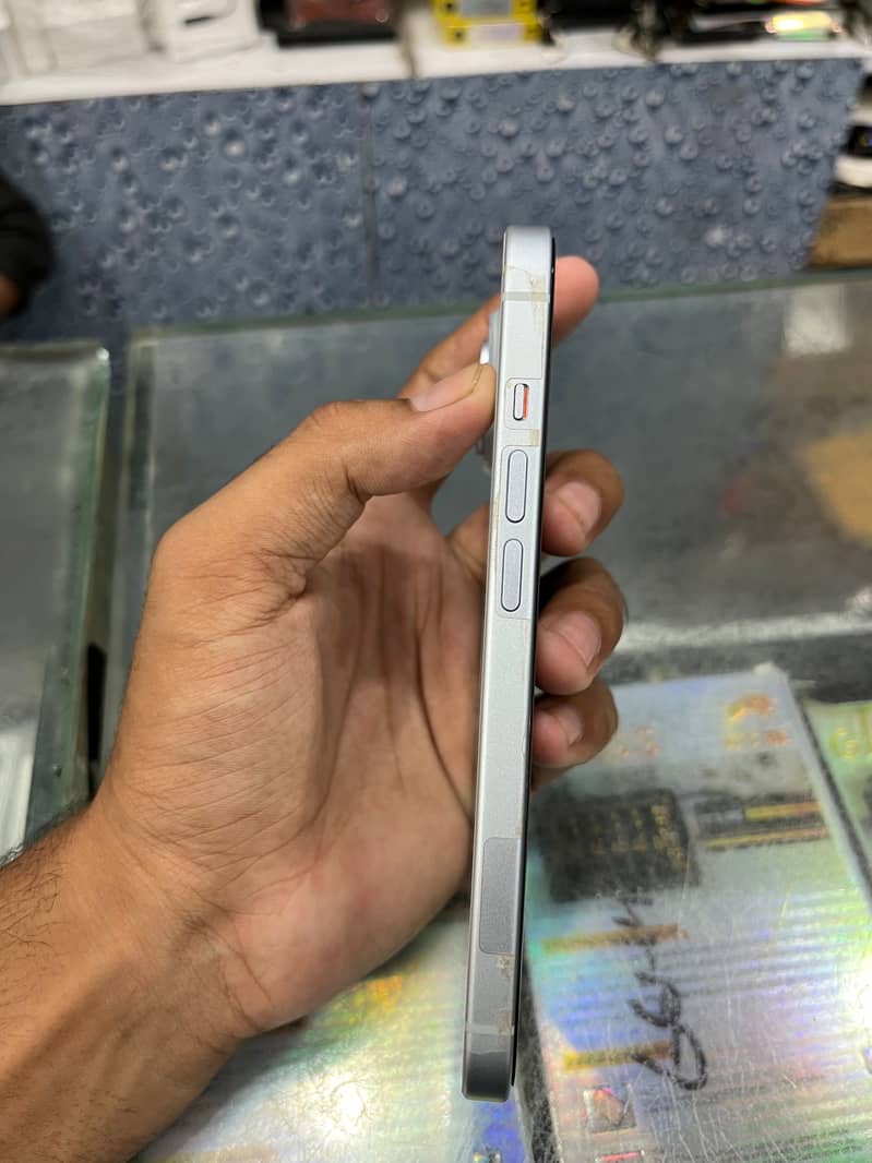 iPhone 15 simple 3