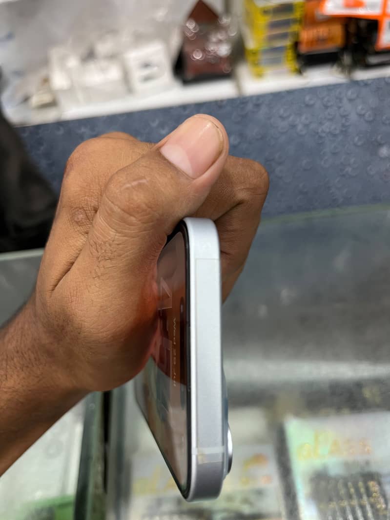 iPhone 15 simple 4