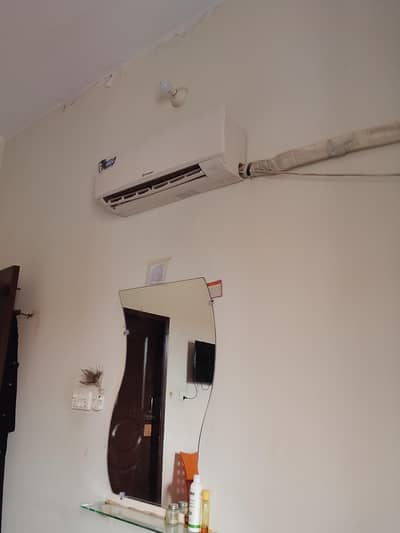 1 ton non inverter running ac . . dawlance