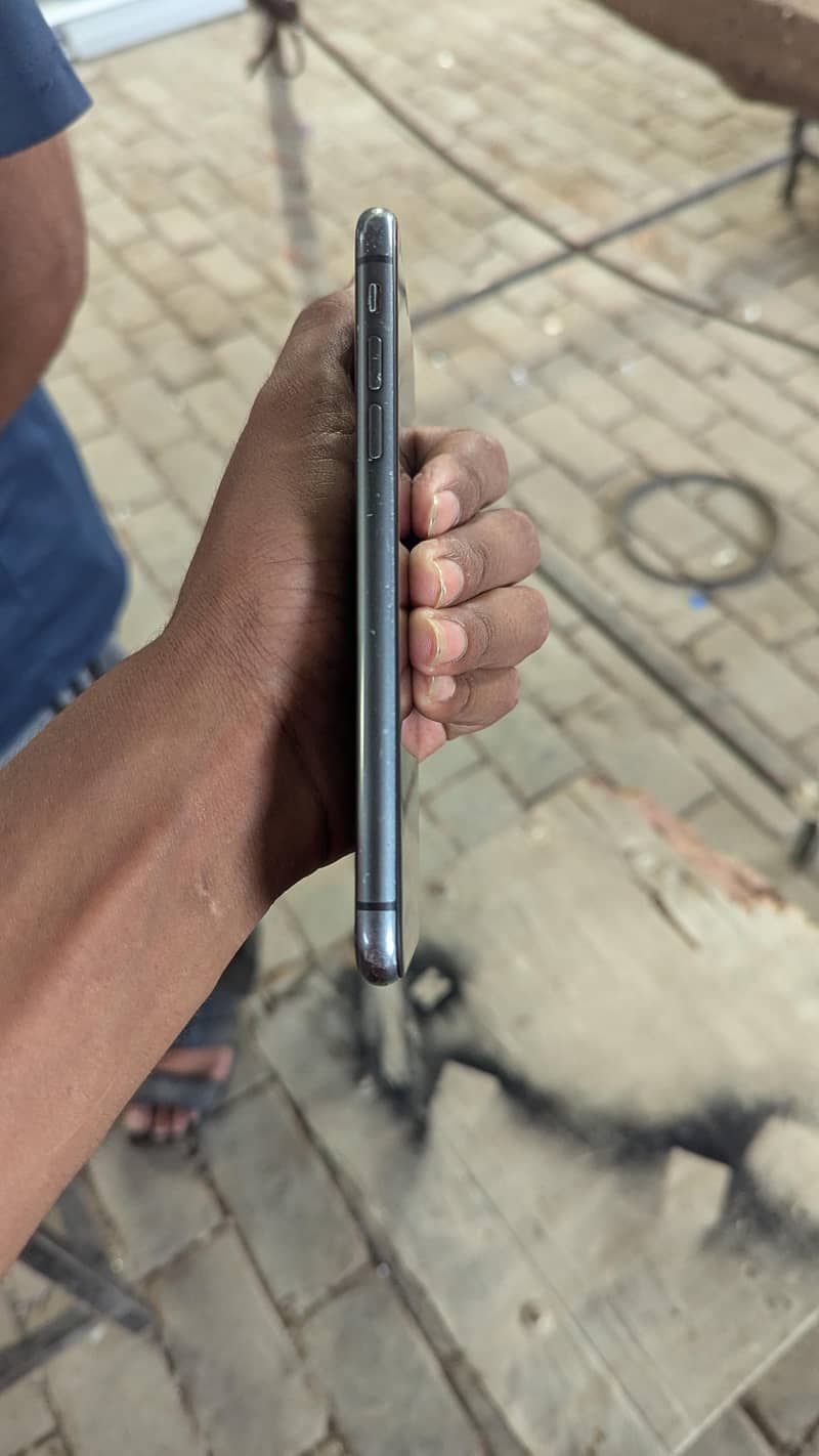 Apple iPhone 11 3