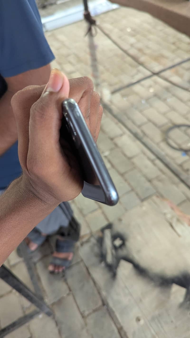 Apple iPhone 11 4