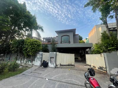 ONE KANAL BEAUTIFULL HOUSE AVAILABLE FOR RENT IN DHA PHASE 4