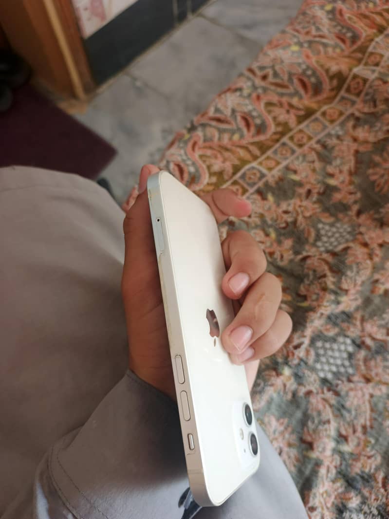 Apple iPhone 12 4