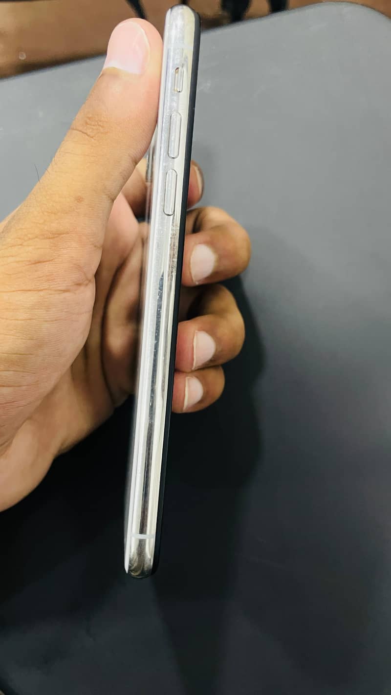 Apple iPhone X 4