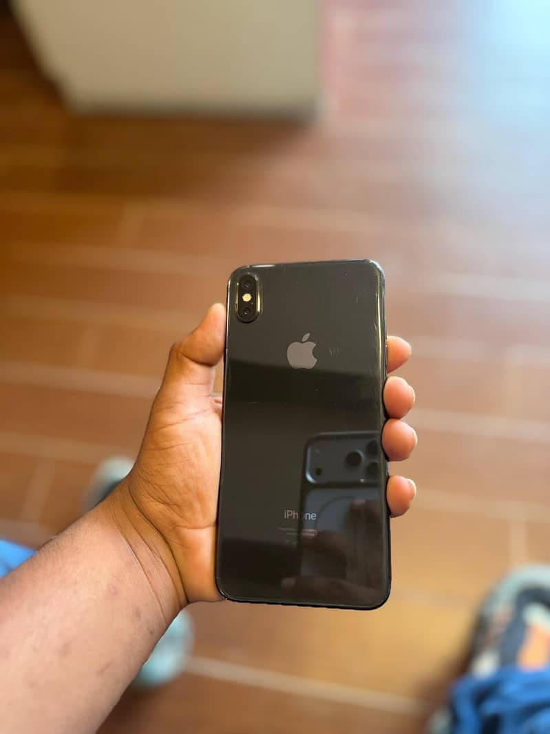 Apple iPhone XS Max 1