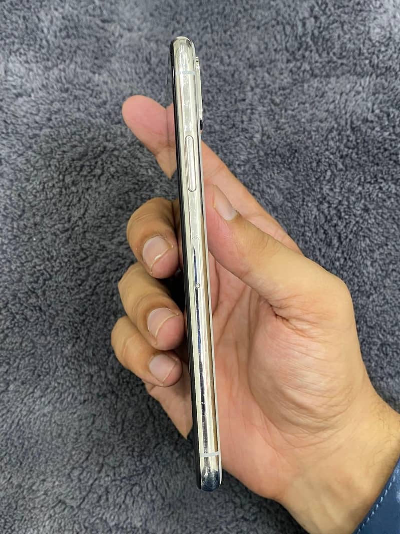 Apple iPhone X 4
