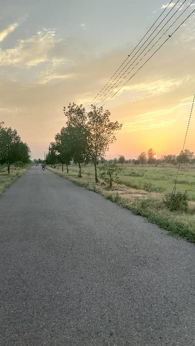 Facing 2 Kanal Plot Available For Sale