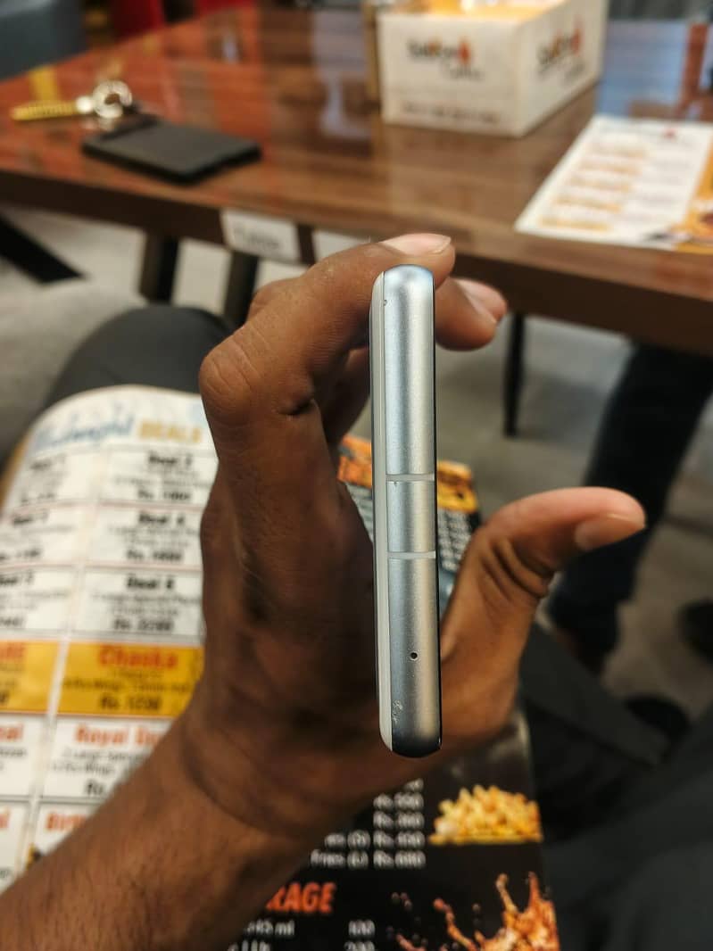Google Pixel 7a 5