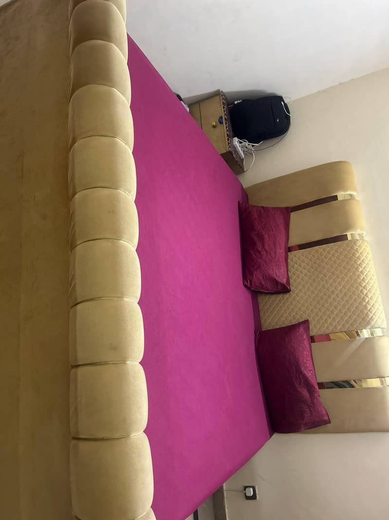 1 Bed,2side tables ,1 dressing table 2
