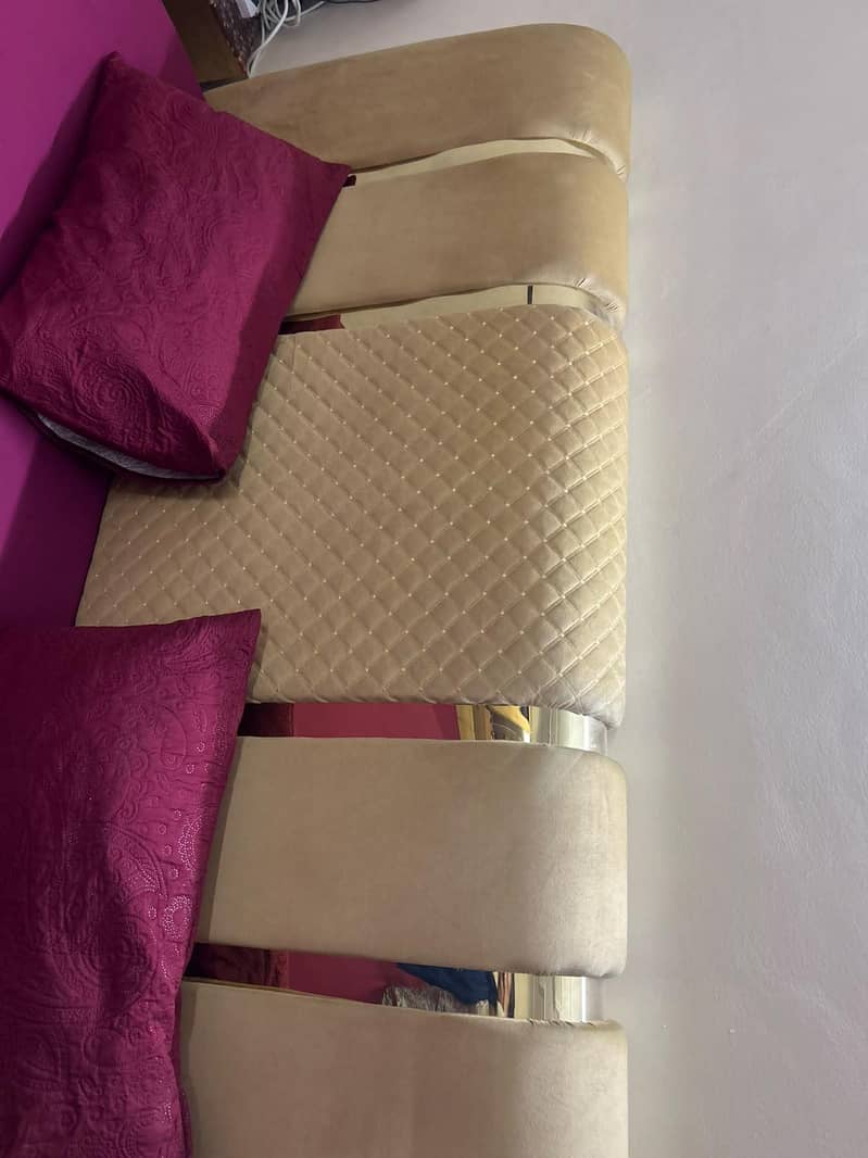 1 Bed,2side tables ,1 dressing table 4