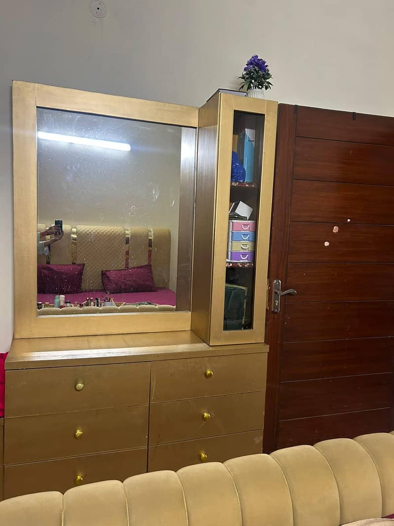 1 Bed,2side tables ,1 dressing table 5