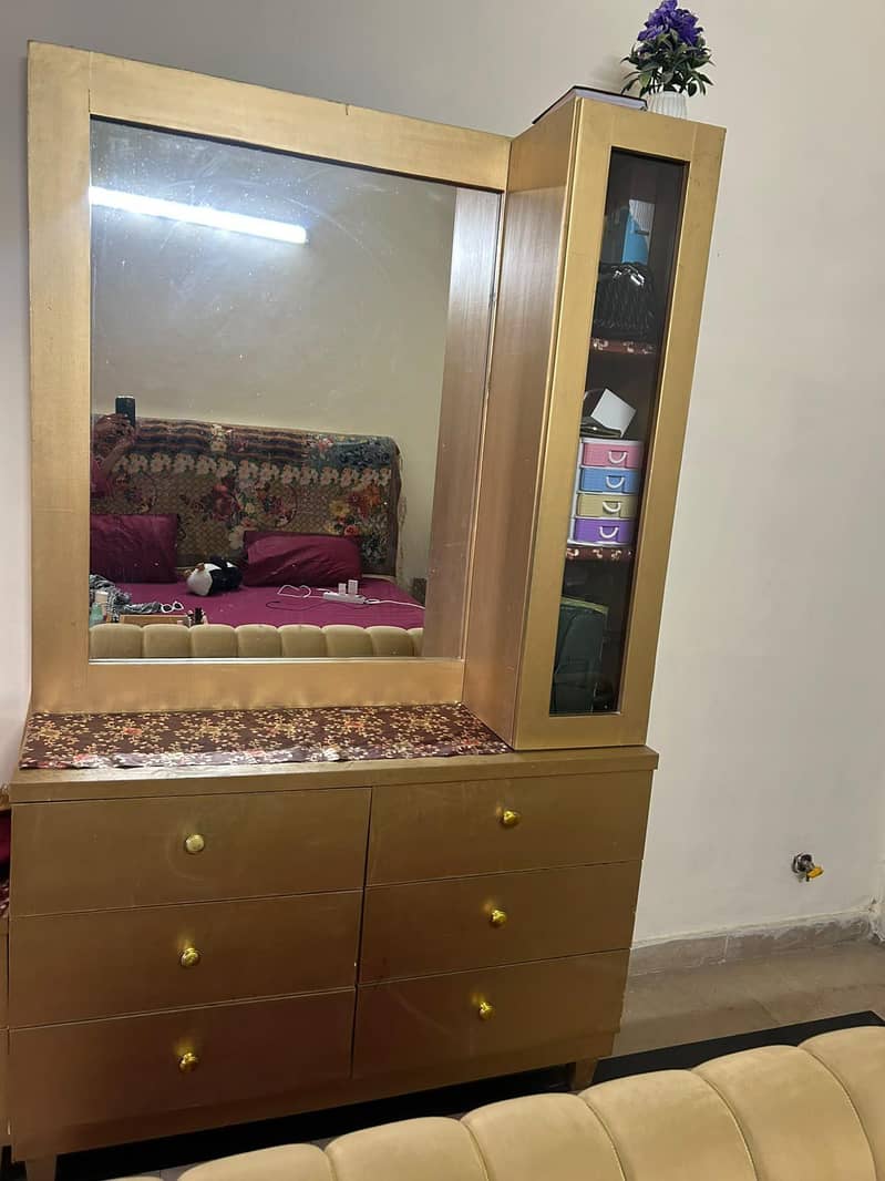1 Bed,2side tables ,1 dressing table 6