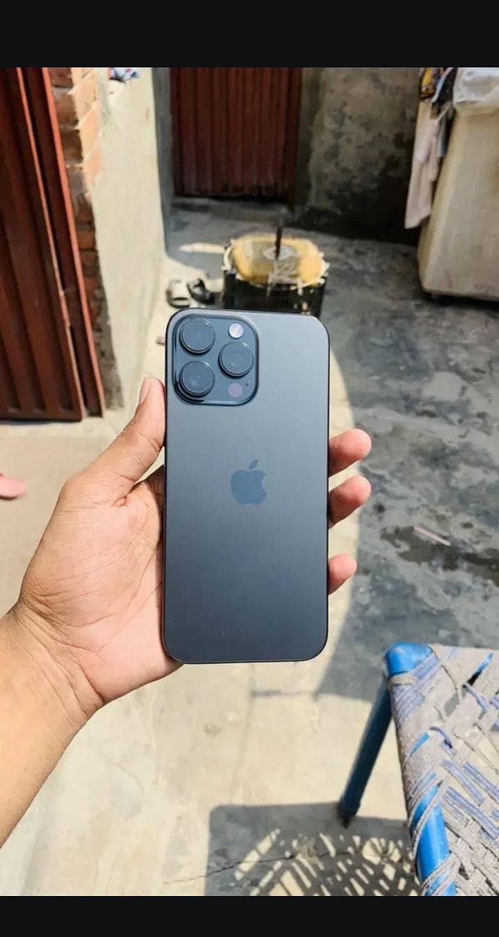 iPhone 16 Pro Max 4