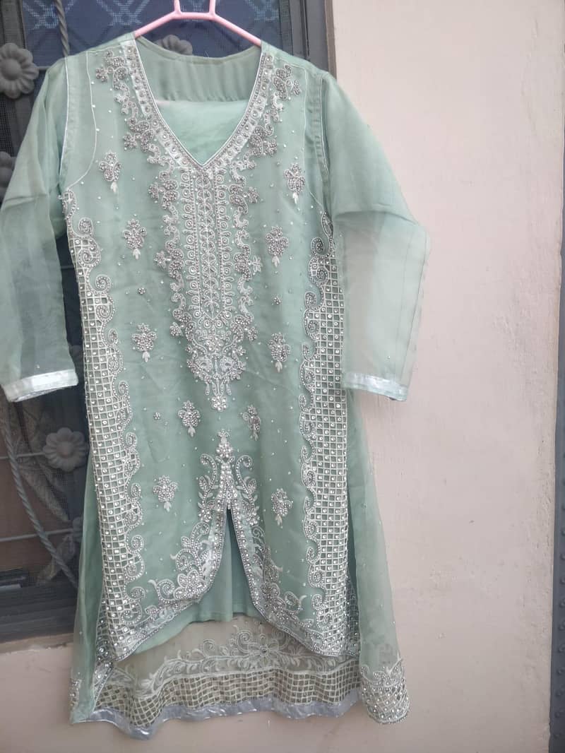 خوبصورت منٹ گرین کڑھائی والا ٹیل کٹ (Tail Cut) کُرتا اور دوپٹہ 0