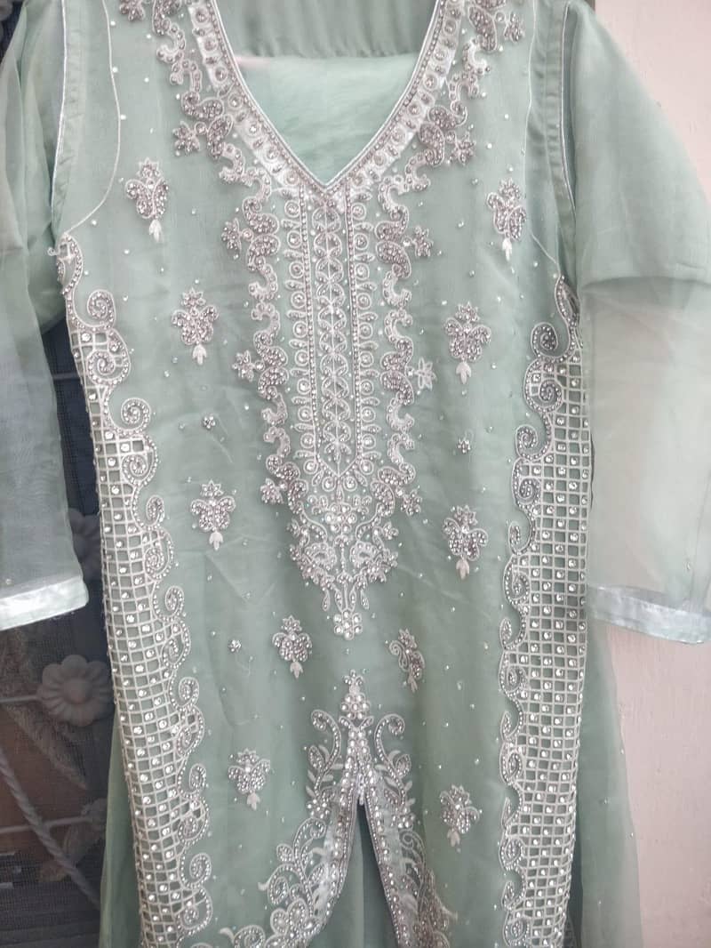 خوبصورت منٹ گرین کڑھائی والا ٹیل کٹ (Tail Cut) کُرتا اور دوپٹہ 1
