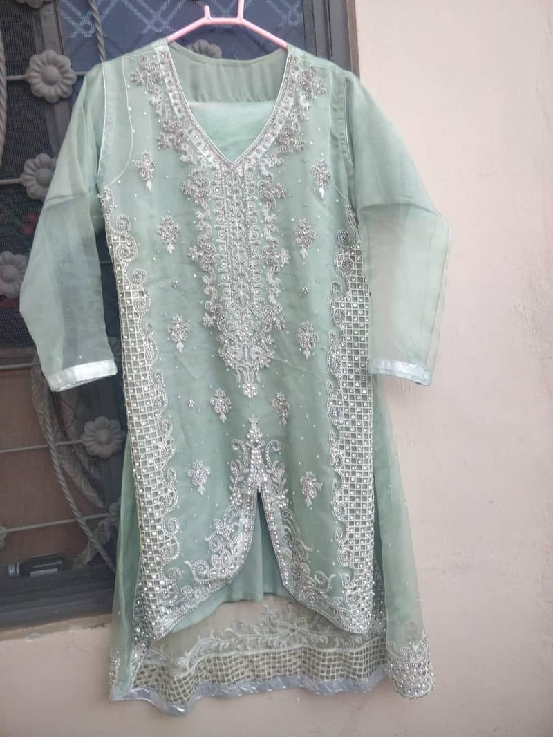 خوبصورت منٹ گرین کڑھائی والا ٹیل کٹ (Tail Cut) کُرتا اور دوپٹہ 3