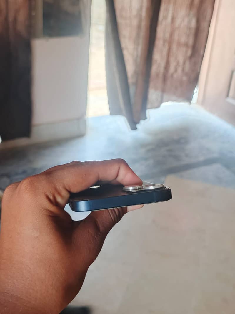 Apple iPhone 13 2