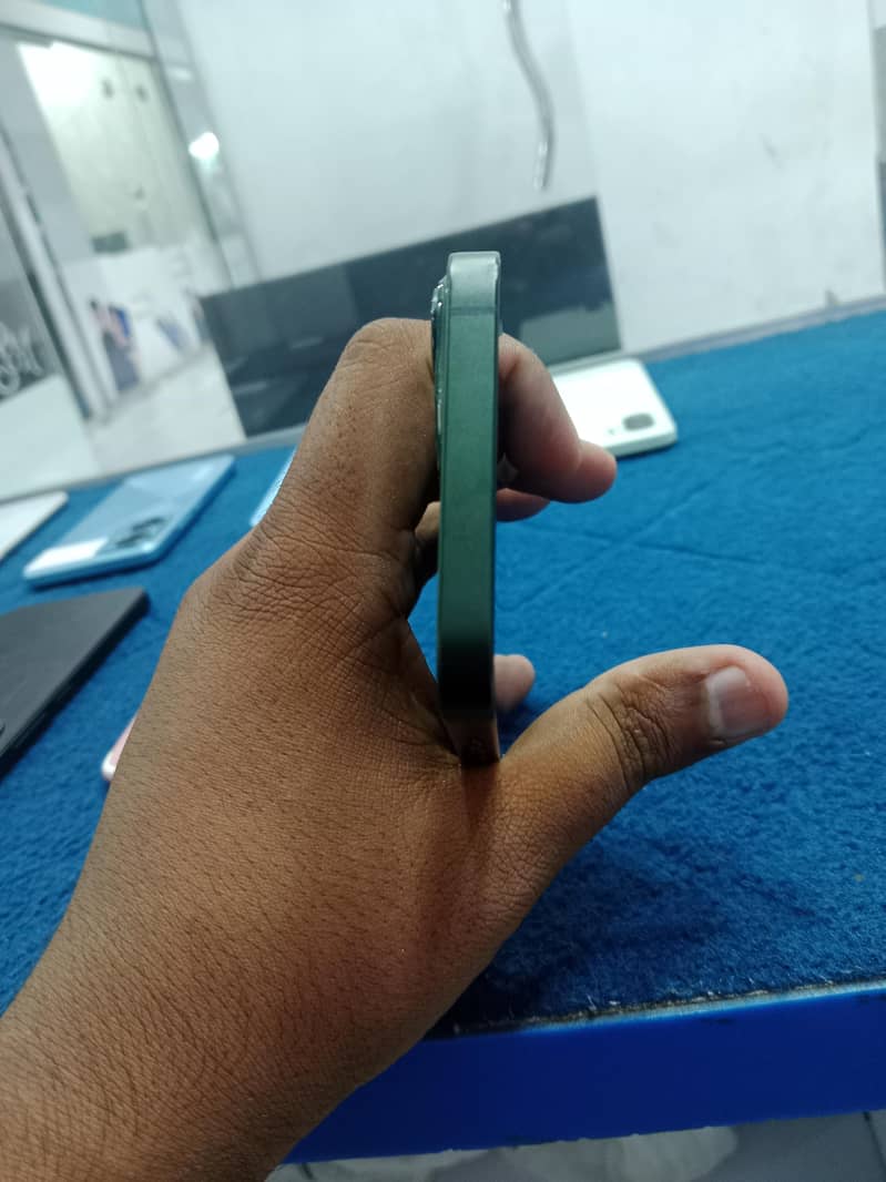 Apple iPhone 13 4