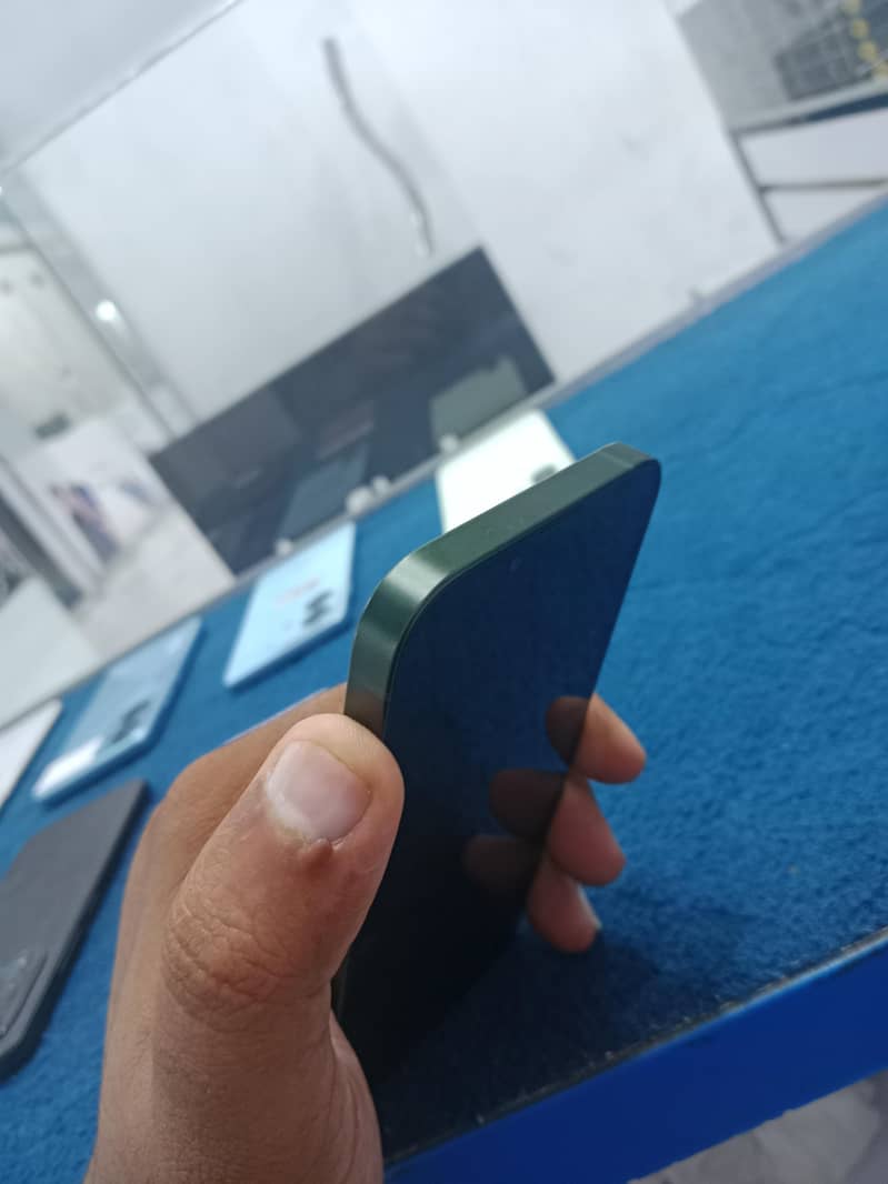 Apple iPhone 13 5