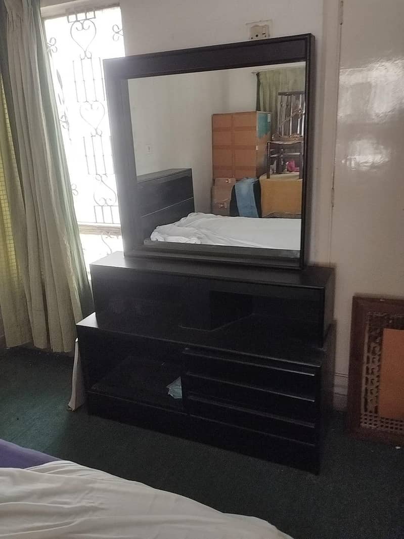 DRESSING TABLE 0