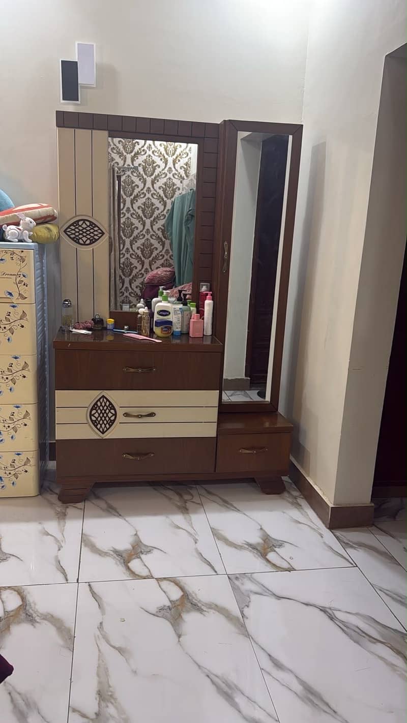 Bed set with dressing table 0